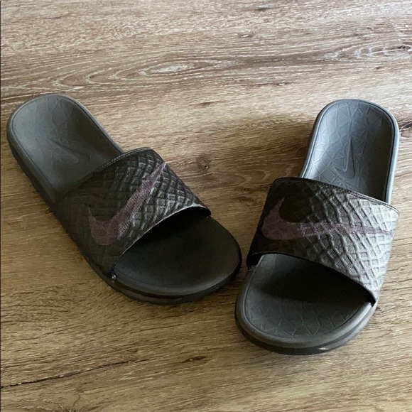 nike men's benassi solarsoft slide sandal